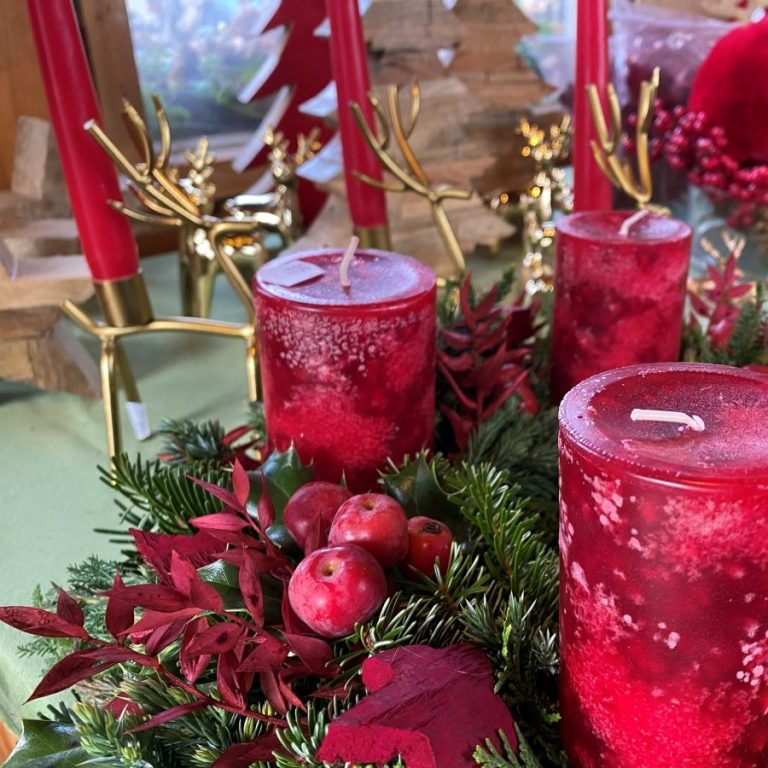Mit Liebe gestaltete und ausgeschmückte Adventskränze für deine Wohnung "tradiotionell-geschmückter-Adventskranz-in-rot"